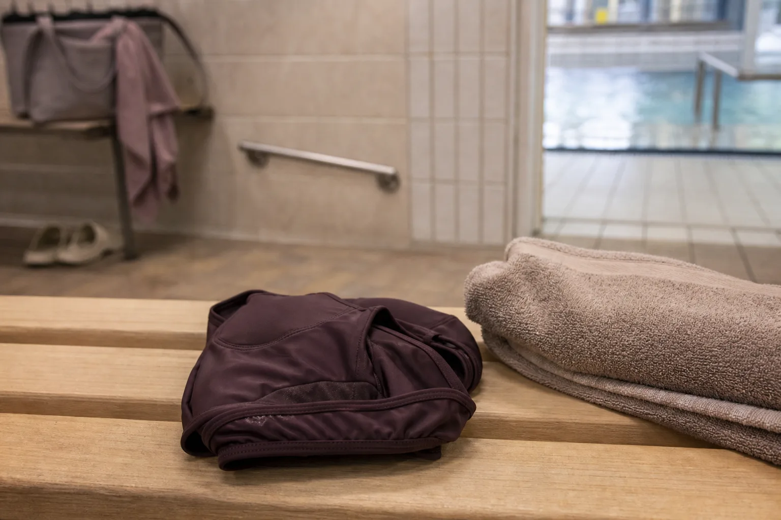 Mensbadkläder och handduk i omklädningsrum